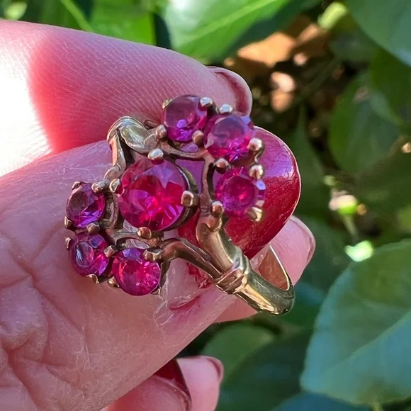 VINTAGE ART DECO SOLID 10K YELLOW GOLD SYNTHETIC RUBY CLUSTER COCKTAIL RING - Picture 6 of 16